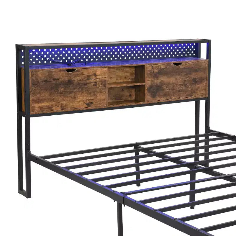 Okak Queen - Telaio letto in metallo con testiera e pediera in legno, piattaforma letto con stazione di ricarica USB e luci LED per camera da letto, nero-marrone